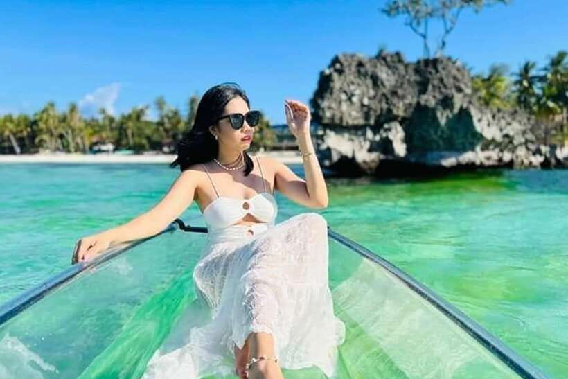 Boracay: Crystal Kayak Photo-op Experience - A realistic expectation: fast shots, guided poses, limited time