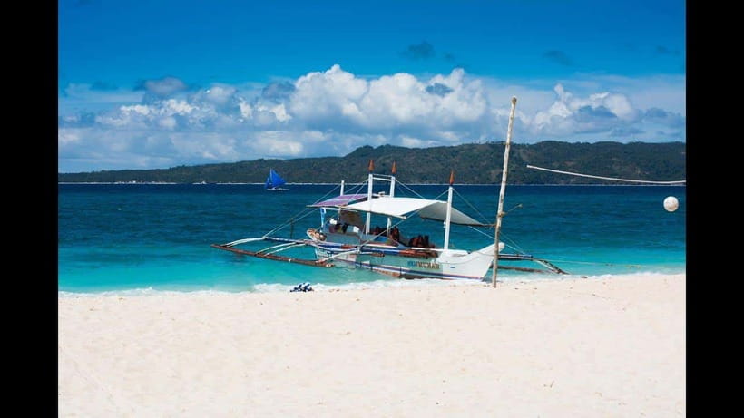 Boracay: Island Hopping Tour with Boodle Fight Lunch - A 4-Hour Boracay Island Hopping Rhythm From Bolabog Beach