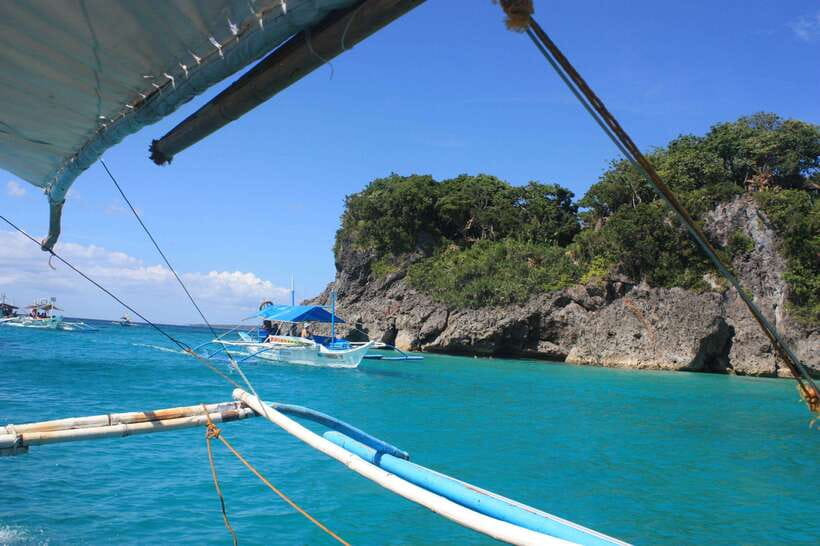 Boracay: Island Hopping Tour with Boodle Fight Lunch - Getting on the Boat: Meeting Moksha Cafe and Finding Your Guide