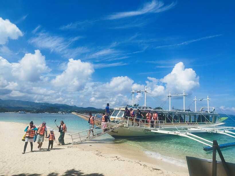 Boracay: Private Island Boat Tour and Lunch with Seaview - Crew and Guide Style: Safety, Humor, and Photo Help