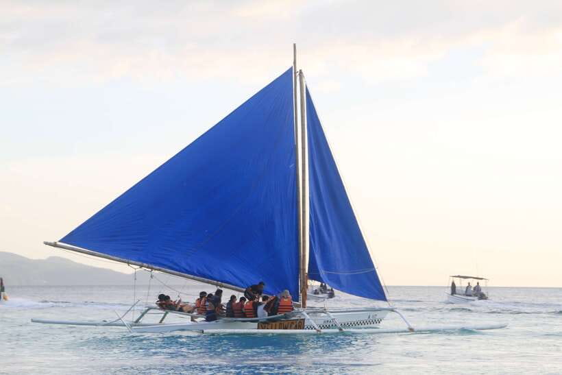 Boracay: Private Traditional Bamboo Boat Sailing Tour - Meeting at Tiger Sugar, Then Getting Out to the Boat