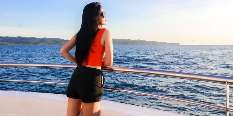 Boracay: Scenic Sunset Cruise with Live Music - Music, DJs, and the live performer question