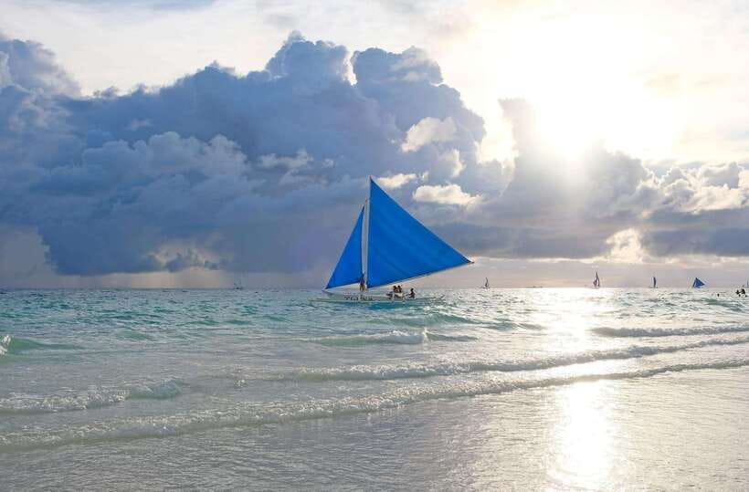 Boracay: Sunset Paraw Sailing Trip - Entering the rhythm: boarding the bamboo double outrigger paraw