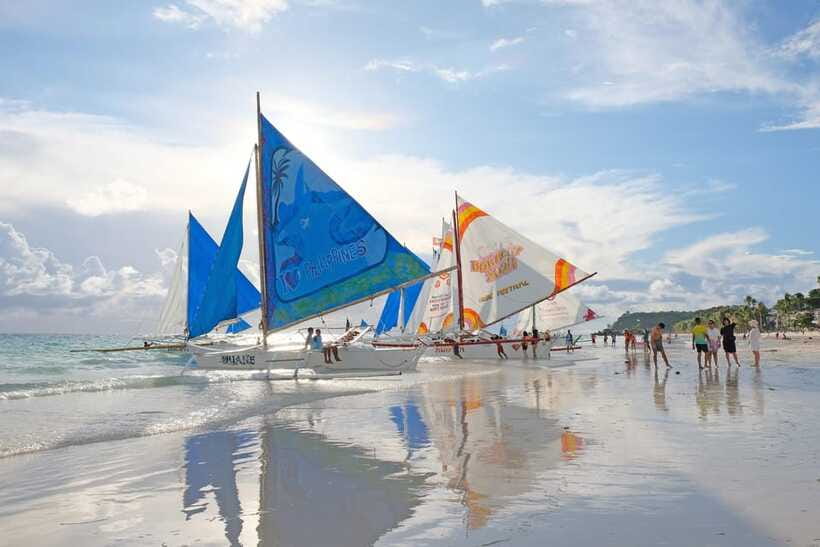 Boracay: Sunset Paraw Sailing Trip - The sunset moment: what you can realistically expect