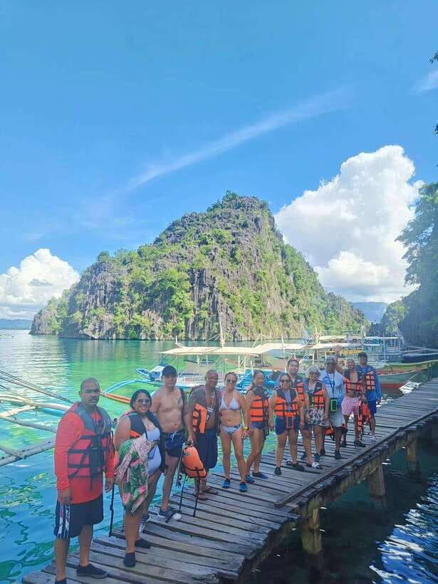 CORON TOUR - PRIVATE BOAT RENTAL with LUNCH (7 Destinations) - Twin Lagoon Swim-Through Between Cliffs