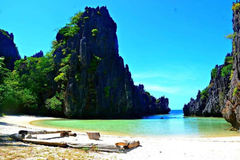 El Nido Island Hopping Tour C: Hidden Beaches & Shrine - Helicopter Island: first views and your “wow” swim