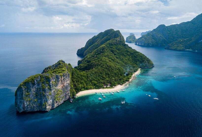 El Nido Tour C (shared tour) - A shared boat day with two kinds of El Nido beauty