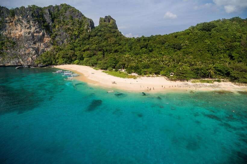 El Nido: Tour C to Hidden Beach, Helicopter Island & More - Cruising Matinloc Straight: the views are the work