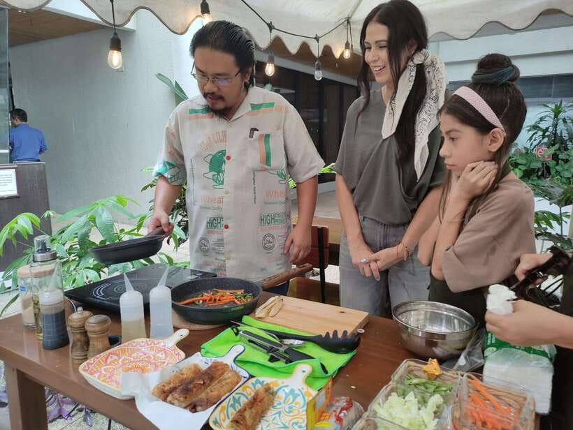 Makati: Hands on Manila Cooking Class - A Makati cooking class in a real courtyard