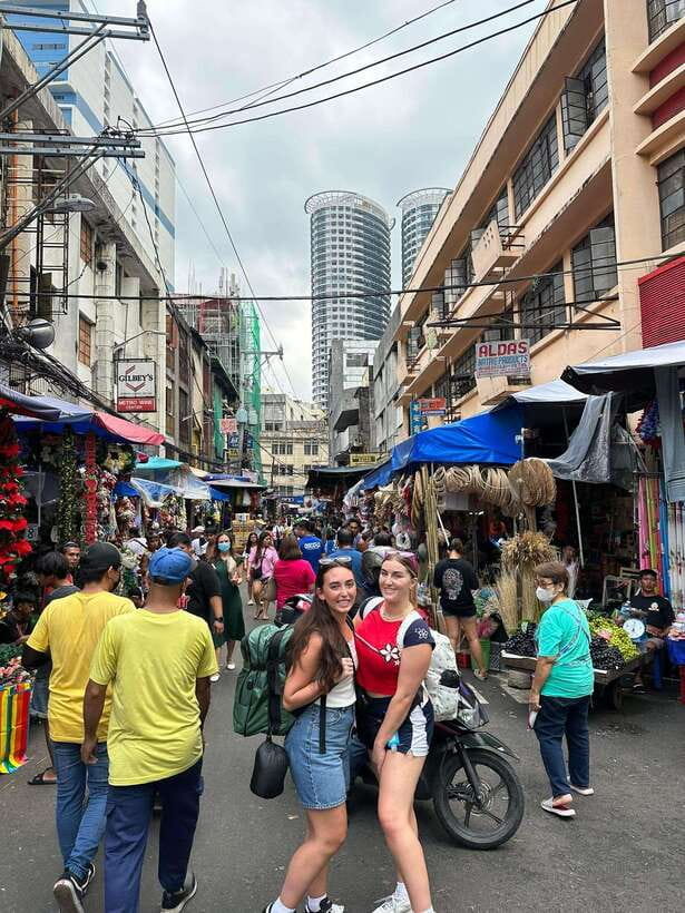 Manila: Hidden Gems Guided Tour - St. Cruz Church, old apartments, and backstreet atmosphere