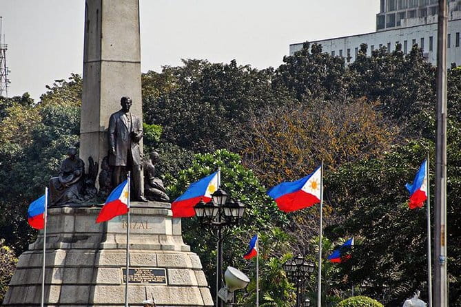 Manila Old & New City Walking Tour With A Guide - The solemn turn: Manila American Cemetery and Memorial