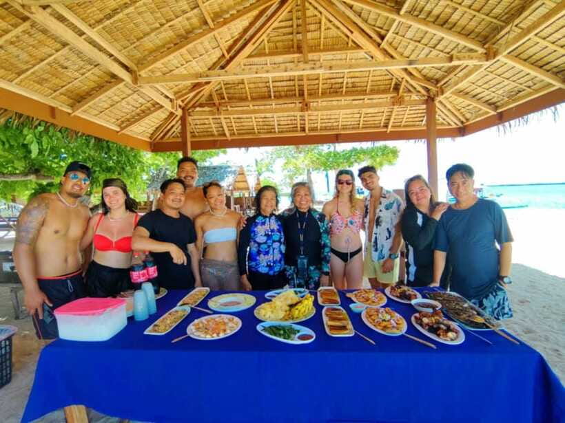 Palawan: Honda Bay Island Hopping Cruise - The lunch break: what the picnic actually delivers
